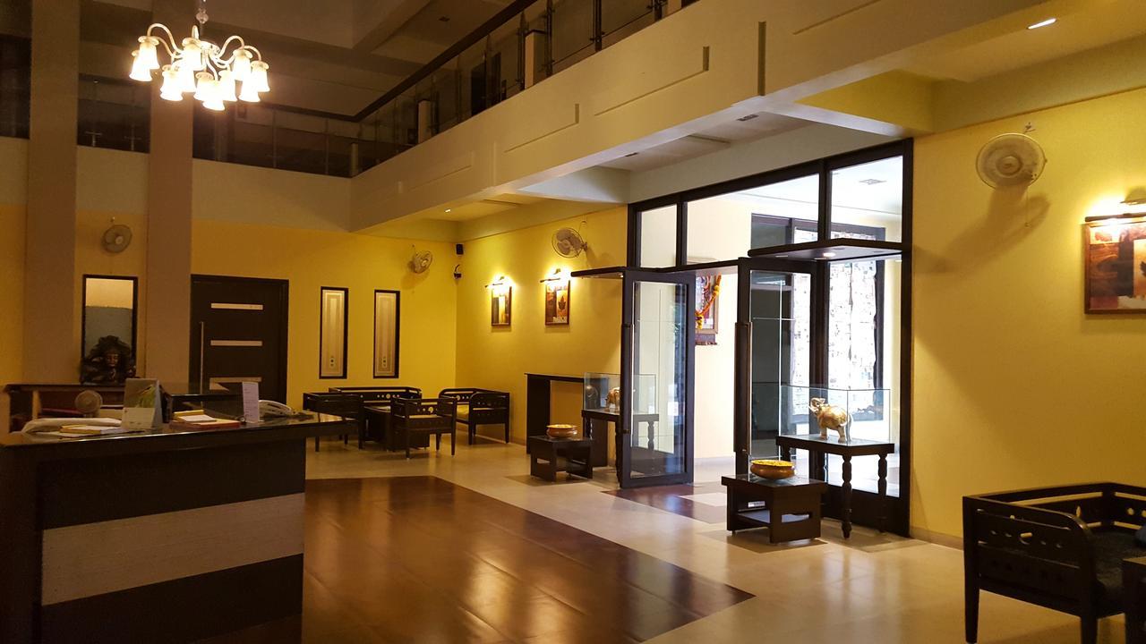 Le Royale Ξενοδοχείο Dadra Εξωτερικό φωτογραφία
